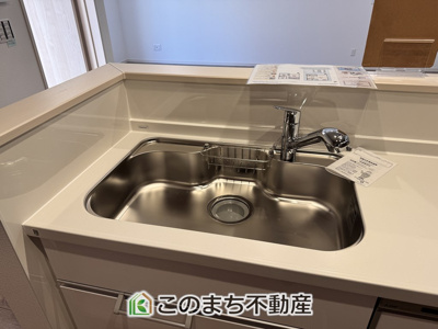 【キッチン】 | クライン宇都宮市宮原第1期　2号棟 | ビルトイン型浄水器を内蔵したキッチン水栓。お米を研いだり、野菜を洗ったりするときなど用途に応じてワンタッチで浄水に切り替えが可能です。カートリッジ式なので、フィルターを簡単に交換する事が出来ます。