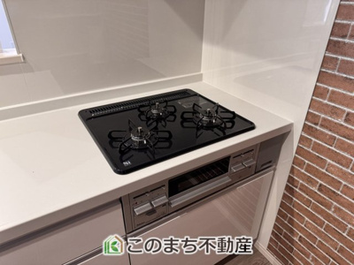 【キッチン】 | クライン宇都宮市宮原第1期　2号棟 | 三ツ口コンロ採用で、同時調理もスムーズ◎！