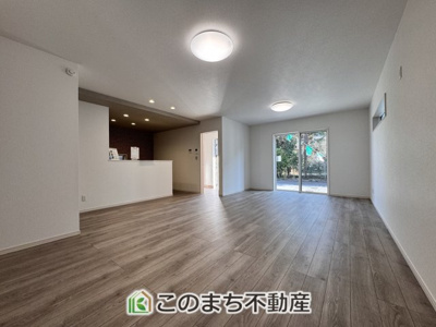 【居間・リビング】 | クライン宇都宮市宮原第1期　2号棟 | 開放感のある広々としたリビング☆家族みんなでゆったりくつろげます♪
南側から暖かな日差しが差し込みます♪キッチンからリビングの様子がよく見渡せます☆