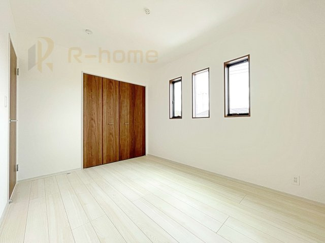 坂東市沓掛23-P1　新築戸建て　19号棟の子供部屋|どんな部屋家具も合わせやすいシンプルな洋室！
たっぷりの日差しと心地よい風が舞い込む住まい♪