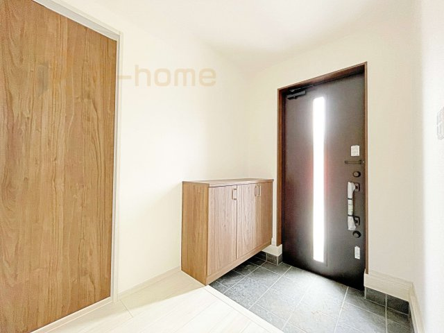 坂東市沓掛23-P1　新築戸建て　19号棟の玄関|気持ちよくご家族やゲストを送迎できる穏やかな雰囲気の玄関♪大きな下駄箱で玄関廻りスッキリ♪