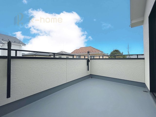 坂東市沓掛23-P1　新築戸建て　19号棟のバルコニー|奥行きのあるバルコニーは、お子様をプールで遊ばせたり、カフェテラス風にしたり多目的に利用できます♪