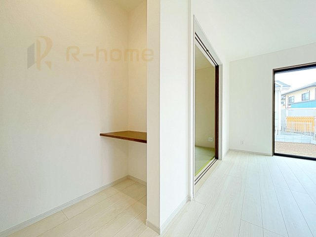 坂東市沓掛23-P1　新築戸建て　19号棟の居間・リビング|リビング横に便利なカウンター！勉強や在宅ワークに便利なスペース♪