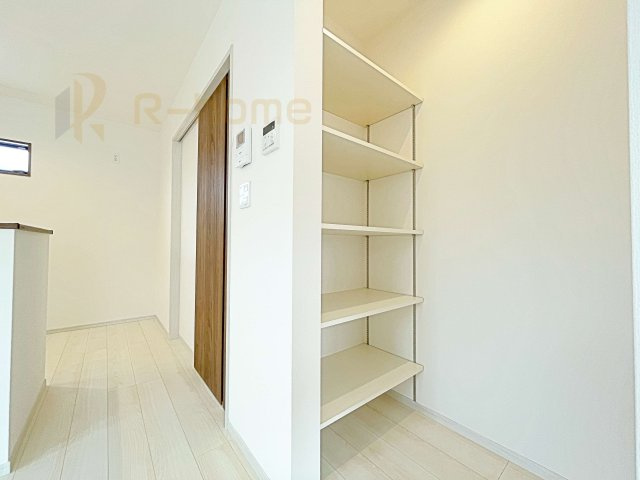 坂東市沓掛23-P1　新築戸建て　19号棟の収納|カウンター後ろに可動棚付き！カウンター周りを広く使えます♪