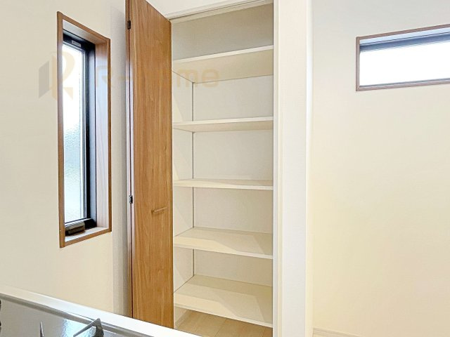 坂東市沓掛23-P1　新築戸建て　19号棟の収納|キッチンにはパントリーを設置！キッチン回りの整理整頓の悩みも解決♪