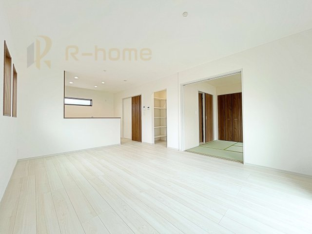 坂東市沓掛23-P1　新築戸建て　19号棟の居間・リビング|広くて明るいＬＤＫ♪ ゆったりくつろげるリビングスペースで、ご家族皆様の笑顔が溢れます。
