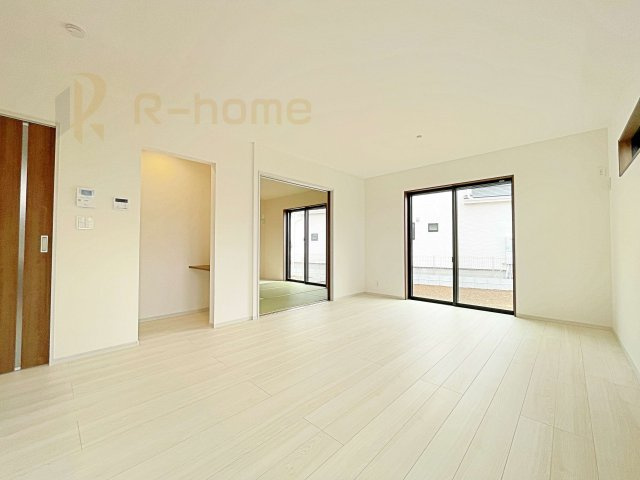 坂東市沓掛23-P1　新築戸建て　19号棟の居間・リビング|広くてとっても明るいLDK！ストック品などの収納に便利なパントリー付き♪