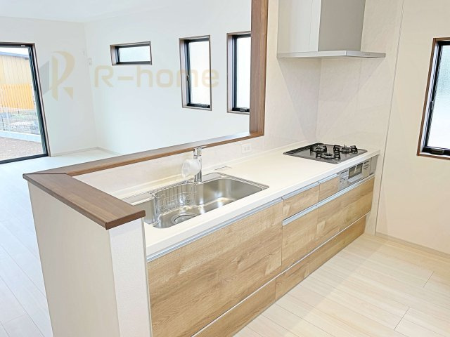 坂東市沓掛23-P1　新築戸建て　19号棟のキッチン|料理をしながら家族とコミュニケーションが取れる対面式システムキッチン。便利なビルトイン食洗機！