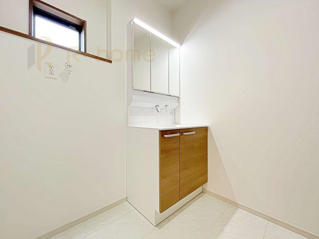坂東市沓掛23-P1　新築戸建て　19号棟の洗面所|三面鏡にハンドシャワー付きの使いやすい洗面台です。忙しい朝も家族みんなで身支度可能なスペース。