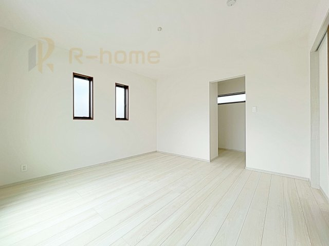 坂東市沓掛23-P1　新築戸建て　19号棟の寝室|収納便利なウォークインクローゼット付きの洋室♪
明るく風通しの良いお部屋です♪
