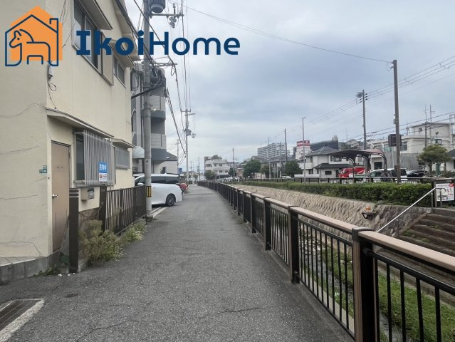 明石市朝霧東町　土地の前面道路含む現地写真|●年中無休：当日予約可●　様々な生活施設が周辺にそろった、暮らしやすい住宅地です。