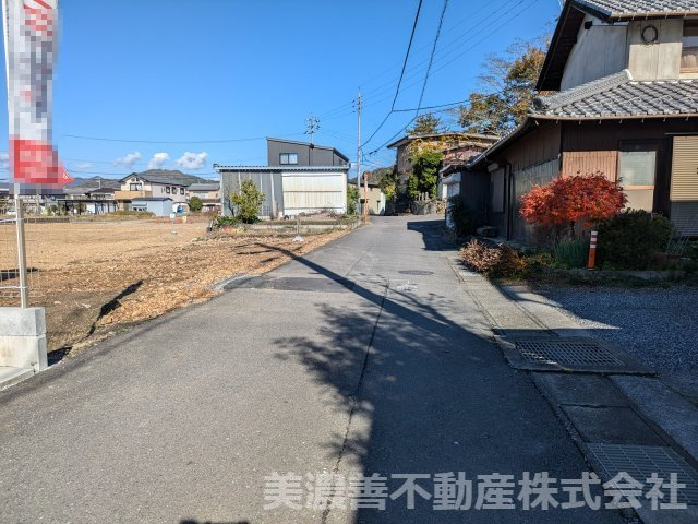 ６４２４４　山県市東深瀬分譲地の前面道路含む現地写真