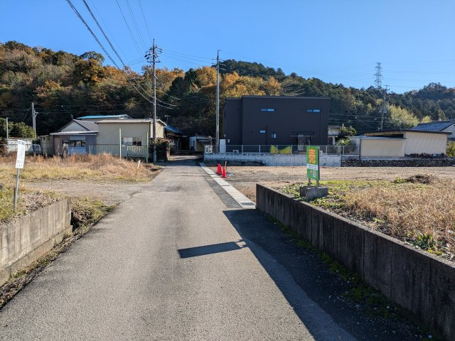 ６４２４４　山県市東深瀬分譲地の前面道路含む現地写真