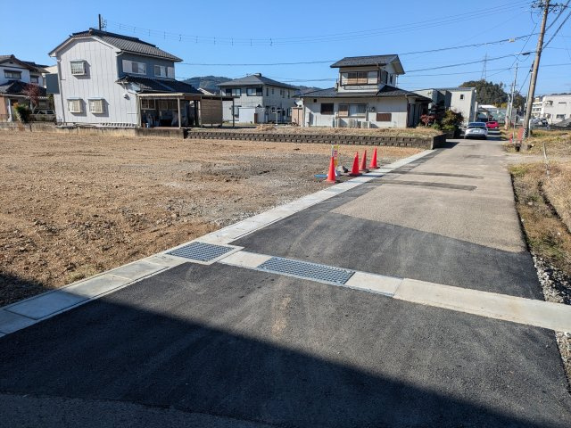 ６４２４５　山県市東深瀬分譲地の前面道路含む現地写真