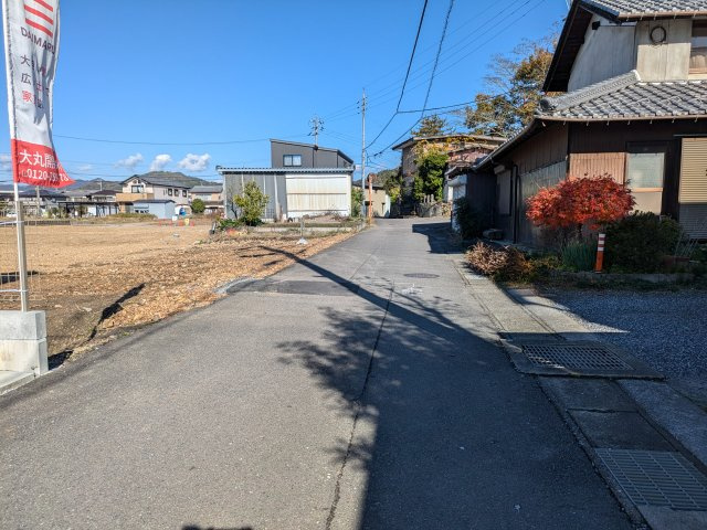 ６４２４５　山県市東深瀬分譲地の前面道路含む現地写真