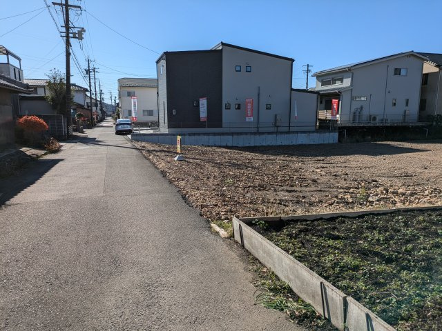 ６４２４５　山県市東深瀬分譲地の前面道路含む現地写真