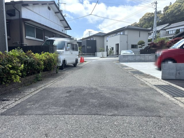 香美市土佐山田町の前面道路含む現地写真|前面道路・西向きを撮影。本物件は画面右側です。