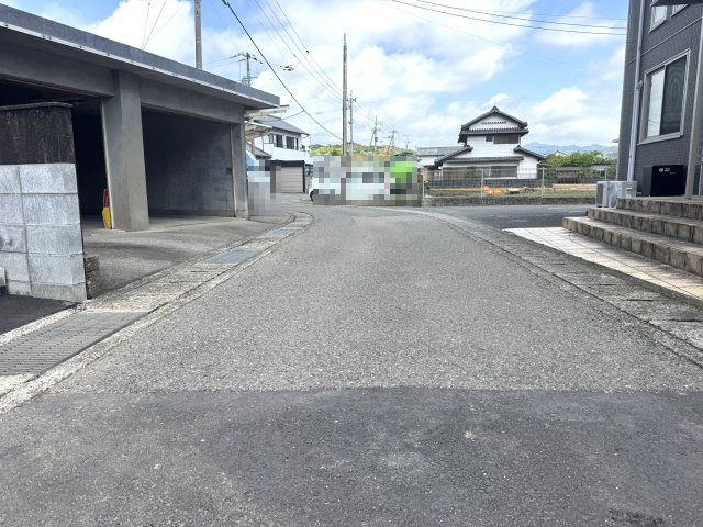 香美市土佐山田町の前面道路含む現地写真|前面道路・東向きを撮影。本物件は画面左側です。