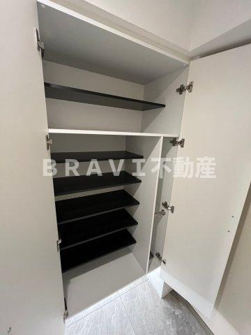 セレニテフラン本町　BRAVI不動産の玄関|【セレニテフラン本町】収納もある玄関です