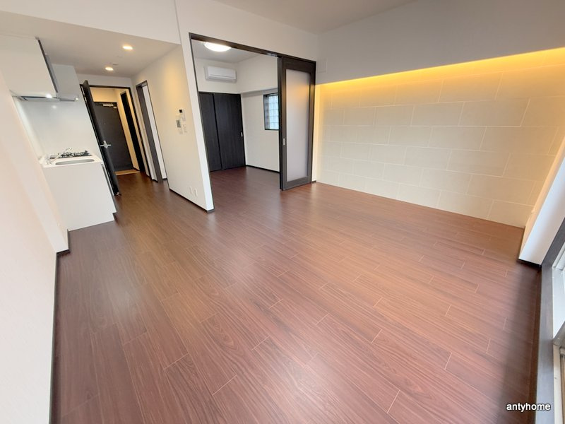 プレジオ三国ASIAN　仲介手数料無料の居間・リビング