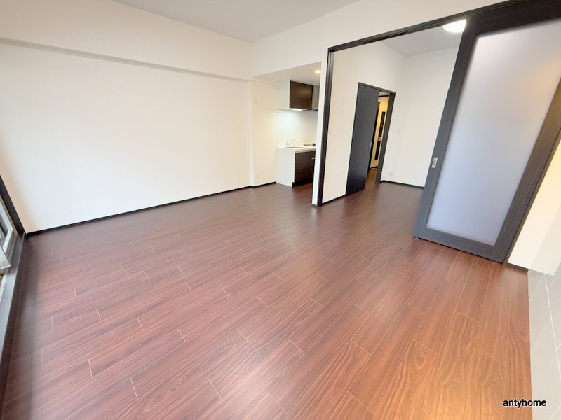 プレジオ三国ASIAN　仲介手数料無料の居間・リビング