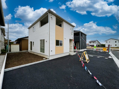 【外観】 | クレイドルガーデン　太田市新野町 第1　2号棟 | 並列駐車可能なカースペースです！お客様も遊びに来やすいですね♪