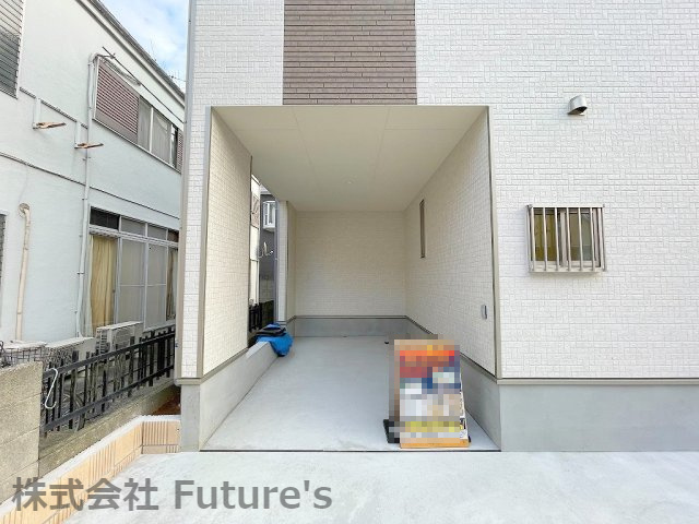 三郷市戸ヶ崎　新築戸建　全1棟の駐車場|雨から守れる車庫部分には自転車なども置けますね