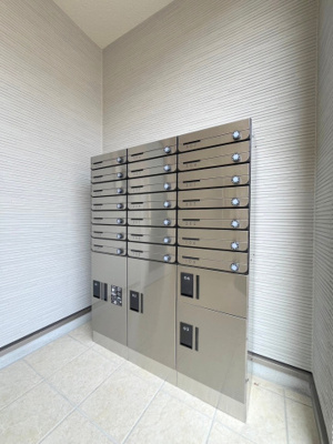 【その他共用部分】 | M　Terrace牛田新町 | 集合ポストはダイヤル式です。宅配ボックスもあります！