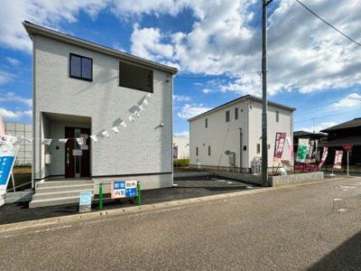 【前面道路含む現地写真】 | Cradlegarden 大泉町朝日 第7　2号棟 | 並列駐車可能なカースペースです！お客様も遊びに来やすいですね♪