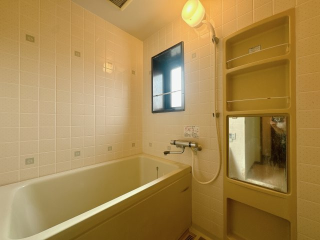 【浴室】 | ロイヤルステージ高宮南☆仲介手数料無料☆ | 浴室は小窓付きなので換気もしっかり行えます。