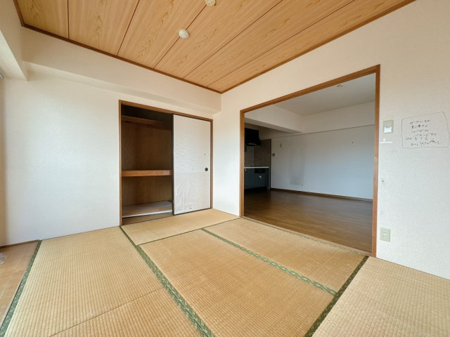 【和室】 | ロイヤルステージ高宮南☆仲介手数料無料☆ | 思い切ってリビングと一体にして広々リビングにするのも良いかもしれませんね♪