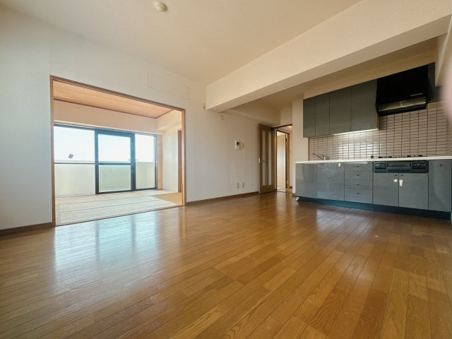 【居間・リビング】 | ロイヤルステージ高宮南☆仲介手数料無料☆ | 仕切りを開ければ、和室とLDKがどーんと広がる開放空間。