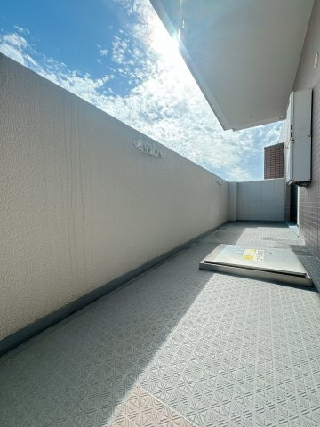 【バルコニー】 | ロイヤルステージ高宮南☆仲介手数料無料☆ | 都会にあって落ち着きも感じるハイブリッド。バルコニーで気のすむまで物思いに。