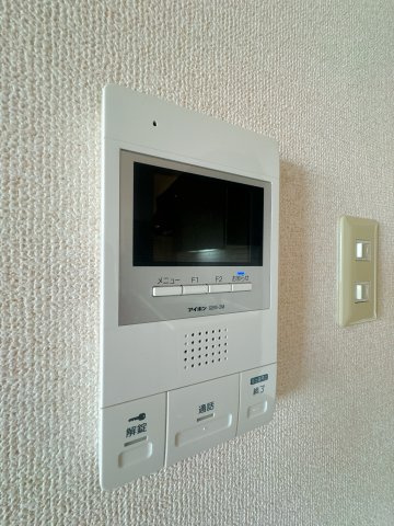 【防犯設備】 | ロイヤルステージ高宮南☆仲介手数料無料☆ | 「見える安心」をカタチにしたモニター付きインターホン。お子様の留守番時にも安心です。