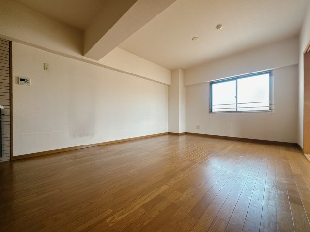 【居間・リビング】 | ロイヤルステージ高宮南☆仲介手数料無料☆ | リビング、決して広くないです。だからこそ家具選びやインテリアは腕の見せ所です。センスが光ります♪