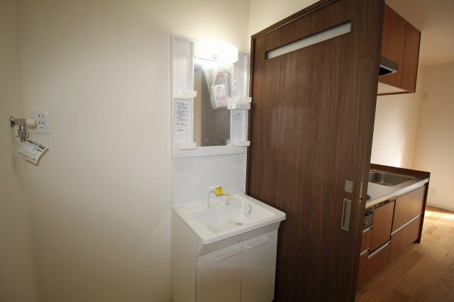 中須賀町　中古戸建（未入居物件）の独立洗面台