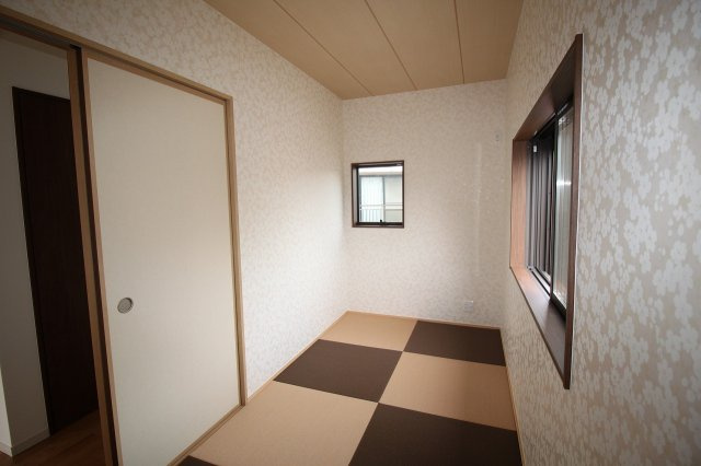 中須賀町　中古戸建（未入居物件）の玄関|2Ｆ　北東の部屋　4.5帖