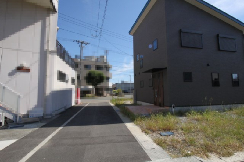 中須賀町　中古戸建（未入居物件）の前面道路含む現地写真