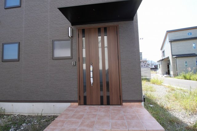 中須賀町　中古戸建（未入居物件）の玄関