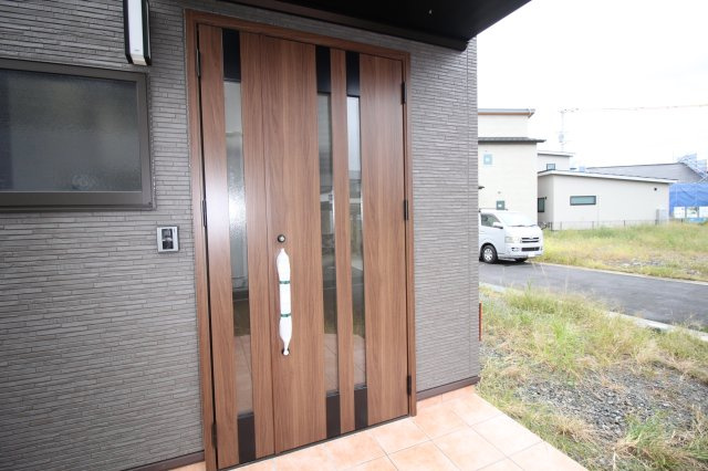 中須賀町　中古戸建（未入居物件）の玄関