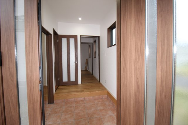 中須賀町　中古戸建（未入居物件）の玄関|玄関ホール