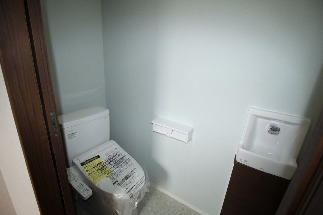 中須賀町　中古戸建（未入居物件）のトイレ|1Ｆ