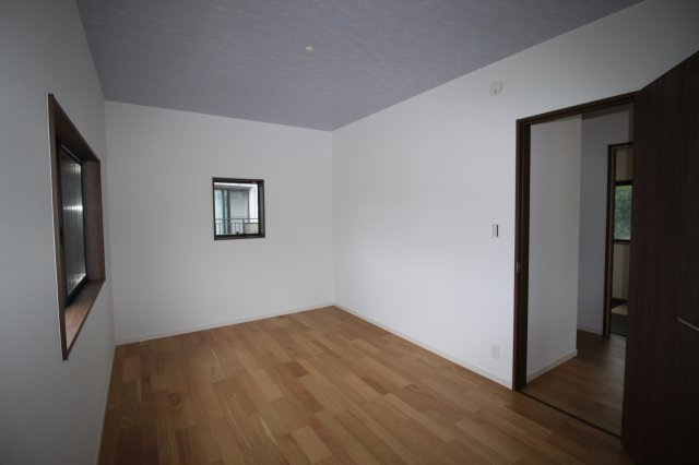 中須賀町　中古戸建（未入居物件）の洋室|2Ｆ　北西の部屋　6.8帖