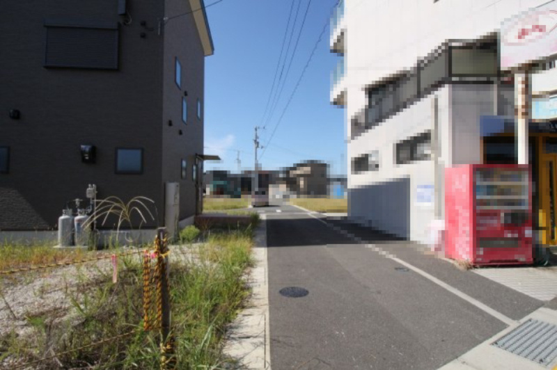 中須賀町　中古戸建（未入居物件）の前面道路含む現地写真