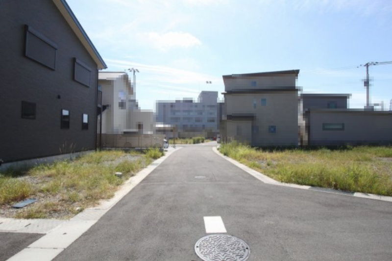 中須賀町　中古戸建（未入居物件）の前面道路含む現地写真