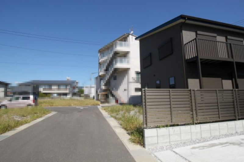 中須賀町　中古戸建（未入居物件）の前面道路含む現地写真