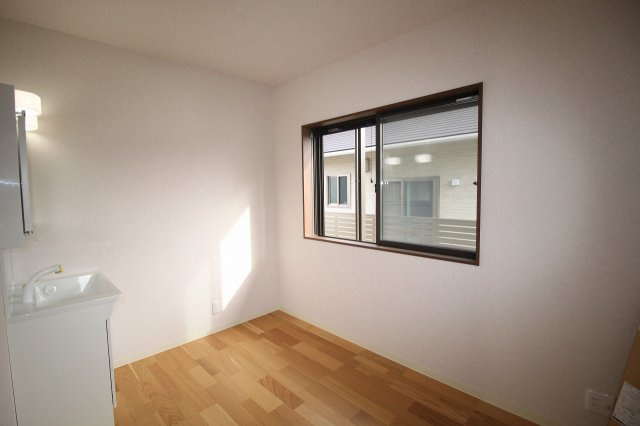 中須賀町　中古戸建（未入居物件）の洋室|1Ｆ　南西の部屋　5.0帖