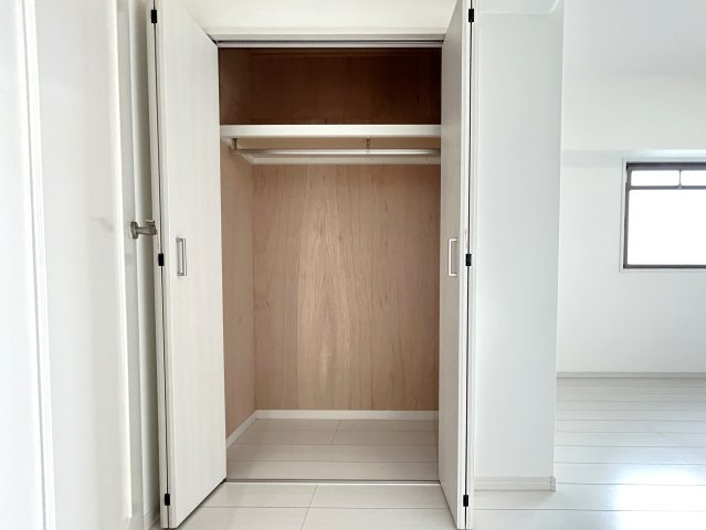 ◆室内リフォーム済み◆４階角住戸で陽当たり・通風・眺望良好◆阪急「松尾大社」駅徒歩９分◆グレース嵐山の収納|洋室　クローゼット