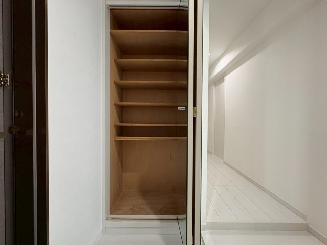 ◆室内リフォーム済み◆４階角住戸で陽当たり・通風・眺望良好◆阪急「松尾大社」駅徒歩９分◆グレース嵐山の収納|玄関　シューズボックス