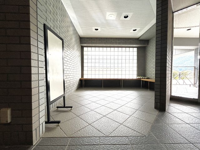 ◆室内リフォーム済み◆４階角住戸で陽当たり・通風・眺望良好◆阪急「松尾大社」駅徒歩９分◆グレース嵐山のロビー|ロビー